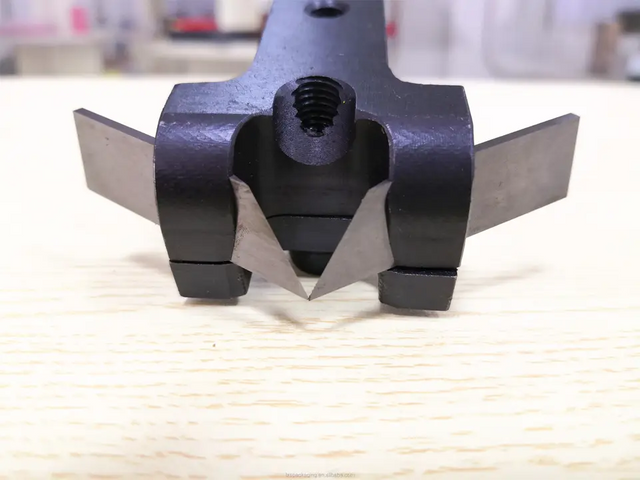 Panneau automatique de forces de défense principale de papier de carton de carton cannelant la machine pour la boîte rigide 200pcs/min